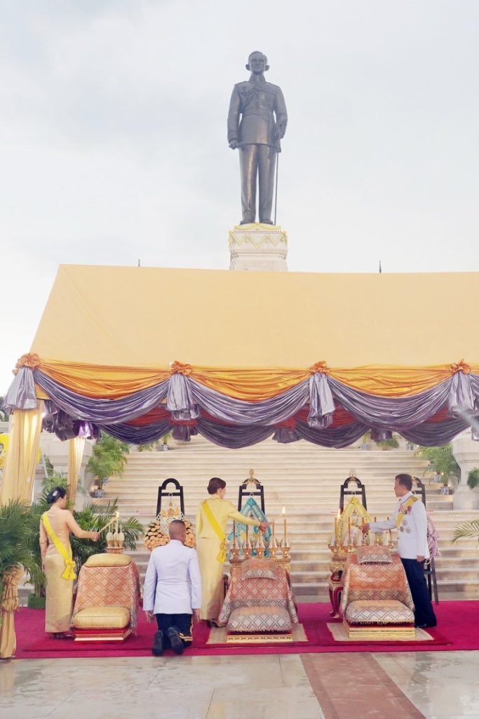 เวลา ๑๖.๕๙ น. พระบาทสมเด็จพระเจ้าอยู่หัว และสมเด็จพระนางเจ้า ฯ พระบรมราชินี เสด็จพระราชดำเนินโดยรถยนต์พระที่นั่ง จากพระที่นั่งอัมพรสถาน พระราชวังดุสิต ไปทรงวางพวงมาลาถวาย ราชสักการะพระบรมราชานุสาวรีย์พระบาทสมเด็จพระบรมชนกาธิเบศร มหาภูมิพลอดุลยเดชมหาราช บรมนาถบพิตร ณ อุทยานเฉลิมพระเกียรติพระบาทสมเด็จพระบรมชนกาธิเบศร มหาภูมิพลอดุลยเดชมหาราช บรมนาถบพิตร เขตดุสิต กรุงเทพมหานคร และเสด็จพระราชดำเนินไปในการพระราชพิธีทรงบำเพ็ญพระราชกุศลวันนวมินทรมหาราช พุทธศักราช ๒๕๖๗ ณ พระที่นั่งอมรินทรวินิจฉัย พระบรมมหาราชวัง ในโอกาสนี้ สมเด็จพระเจ้าลูกเธอ เจ้าฟ้าสิริวัณณวรี นารีรัตนราชกัญญา โดยเสด็จในการนี้ด้วย