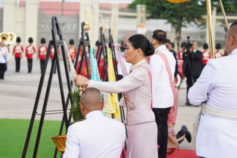 พระบาทสมเด็จพระเจ้าอยู่หัว และสมเด็จพระนางเจ้า ฯ พระบรมราชินี เสด็จพระราชดำเนินไปทรงวางพวงมาลา ณ พระบรมราชานุสรณ์พระบาทสมเด็จพระจุลจอมเกล้าเจ้าอยู่หัว พระลานพระราชวังดุสิต เสร็จแล้ว เสด็จพระราชดำเนินไปในการพระราชพิธีทรงบำเพ็ญพระราชกุศล วันปิยมหาราช พุทธศักราช 2567 ณ พระที่นั่งอมรินทรวินิจฉัย พระบรมมหาราชวัง