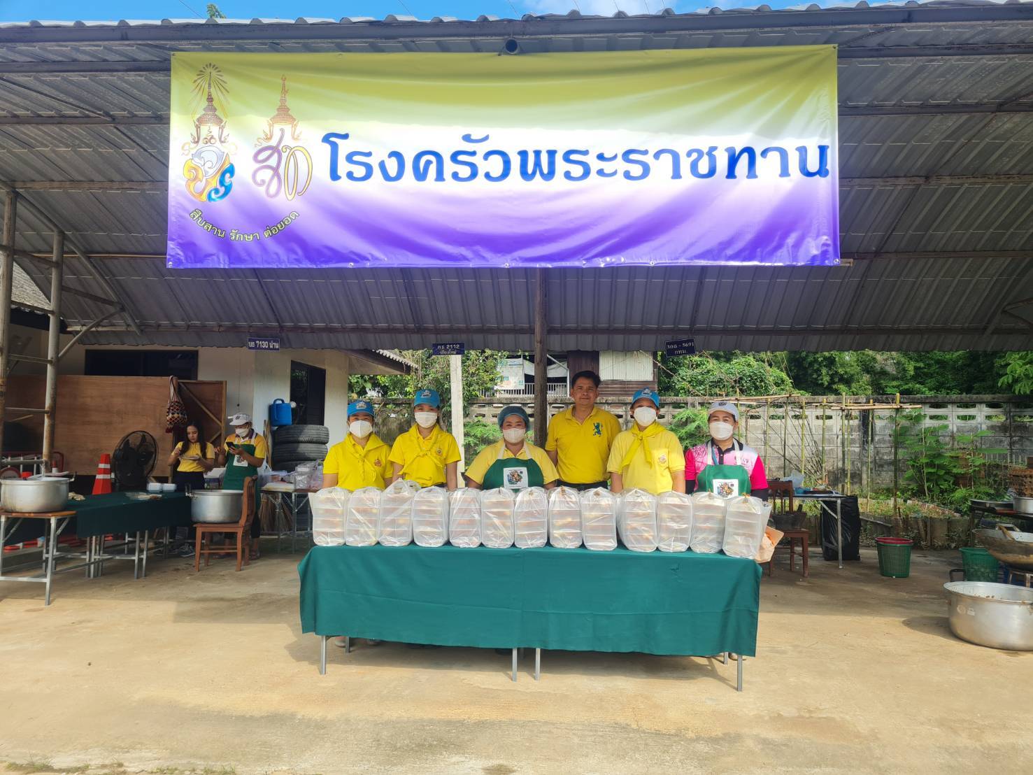 ศูนย์อำนวยการจิตอาสาพระราชทาน จังหวัดเชียงใหม่ ได้จัดตั้งโรงครัวพระราชทาน เพื่อช่วยเหลือและบรรเทาความเดือดร้อนของประชาชนผู้ประสบภัย กรณีอุทกภัยในพื้นที่จังหวัดเชียงใหม่