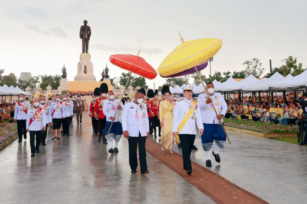 เวลา ๑๖.๕๙ น. พระบาทสมเด็จพระเจ้าอยู่หัว และสมเด็จพระนางเจ้า ฯ พระบรมราชินี เสด็จพระราชดำเนินโดยรถยนต์พระที่นั่ง จากพระที่นั่งอัมพรสถาน พระราชวังดุสิต ไปทรงวางพวงมาลาถวาย ราชสักการะพระบรมราชานุสาวรีย์พระบาทสมเด็จพระบรมชนกาธิเบศร มหาภูมิพลอดุลยเดชมหาราช บรมนาถบพิตร ณ อุทยานเฉลิมพระเกียรติพระบาทสมเด็จพระบรมชนกาธิเบศร มหาภูมิพลอดุลยเดชมหาราช บรมนาถบพิตร เขตดุสิต กรุงเทพมหานคร และเสด็จพระราชดำเนินไปในการพระราชพิธีทรงบำเพ็ญพระราชกุศลวันนวมินทรมหาราช พุทธศักราช ๒๕๖๗ ณ พระที่นั่งอมรินทรวินิจฉัย พระบรมมหาราชวัง ในโอกาสนี้ สมเด็จพระเจ้าลูกเธอ เจ้าฟ้าสิริวัณณวรี นารีรัตนราชกัญญา โดยเสด็จในการนี้ด้วย