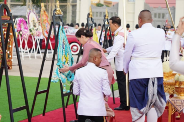 พระบาทสมเด็จพระเจ้าอยู่หัว และสมเด็จพระนางเจ้า ฯ พระบรมราชินี เสด็จพระราชดำเนินไปทรงวางพวงมาลา ณ พระบรมราชานุสรณ์พระบาทสมเด็จพระจุลจอมเกล้าเจ้าอยู่หัว พระลานพระราชวังดุสิต เสร็จแล้ว เสด็จพระราชดำเนินไปในการพระราชพิธีทรงบำเพ็ญพระราชกุศล วันปิยมหาราช พุทธศักราช 2567 ณ พระที่นั่งอมรินทรวินิจฉัย พระบรมมหาราชวัง