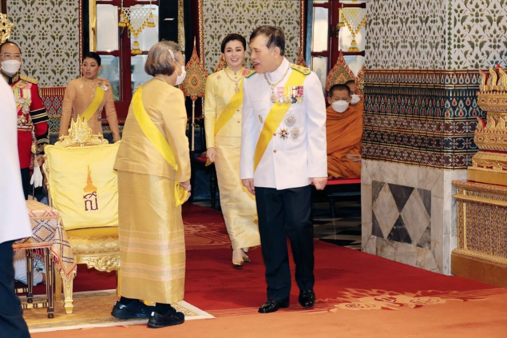 เวลา ๑๗.๒๙ น. พระบาทสมเด็จพระเจ้าอยู่หัว และสมเด็จพระนางเจ้า ฯ พระบรมราชินี เสด็จพระราชดำเนินไปในการพระราชพิธีทรงบำเพ็ญพระราชกุศลวันนวมินทรมหาราช พุทธศักราช ๒๕๖๗ ณ พระที่นั่งอมรินทรวินิจฉัย พระบรมมหาราชวัง ในโอกาสนี้ สมเด็จพระเจ้าลูกเธอ เจ้าฟ้าสิริวัณณวรี นารีรัตนราชกัญญา โดยเสด็จในการนี้ด้วย ในการนี้ สมเด็จพระกนิษฐาธิราชเจ้า กรมสมเด็จพระเทพรัตนราชสุดา เจ้าฟ้ามหาจักรีสิรินธร มหาวชิราลงกรณวรราชภักดี สิริกิจการิณีพีรยพัฒน รัฐสีมาคุณากรปิยชาติ สยามบรมราชกุมารี เฝ้าทูลละออง ธุลีพระบาทรับเสด็จ