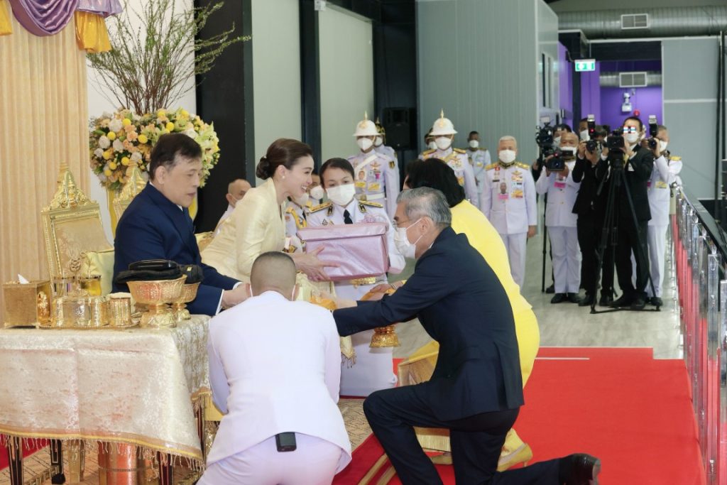 พระบาทสมเด็จพระเจ้าอยู่หัว และสมเด็จพระนางเจ้า ฯ พระบรมราชินี เสด็จพระราชดำเนินโดยรถยนต์พระที่นั่ง จากพระที่นั่งอัมพรสถาน พระราชวังดุสิต ไปทอดพระเนตรการแข่งขันฮอกกี้น้ำแข็งกระชับมิตรระหว่างสาธารณรัฐประชาชนจีนและราชอาณาจักรไทย เพื่อเฉลิมพระเกียรติพระบาทสมเด็จพระเจ้าอยู่หัว เนื่องในโอกาสพระราชพิธีมหามงคลเฉลิมพระชนมพรรษา ๖ รอบ ๒๘ กรกฎาคม ๒๕๖๗ และในโอกาสครบ ๗๕ ปี แห่งการสถาปนาสาธารณรัฐประชาชนจีน ณ สนามฮอกกี้น้ำแข็ง “ไทยแลนด์ อินเตอร์เนชันแนล ไอซ์ ฮอกกี้ อารีนา” (Thailand International Ice Hockey Arena) เขตห้วยขวาง กรุงเทพมหานคร