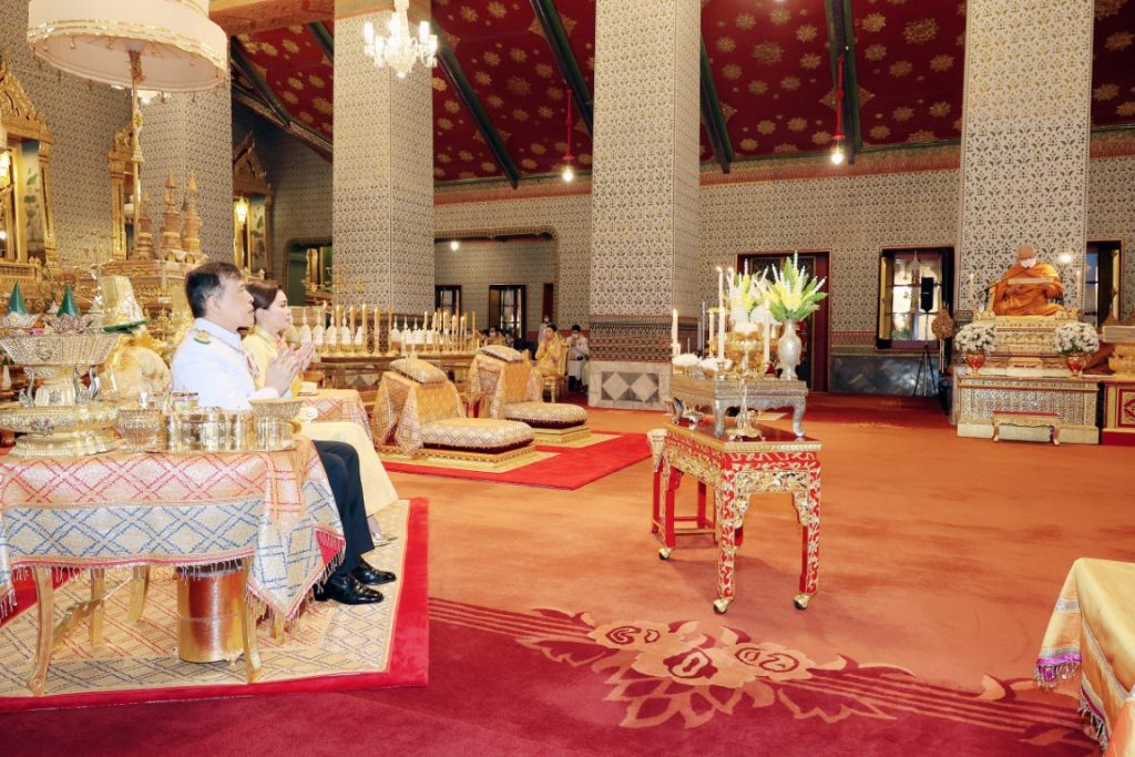 เวลา ๑๗.๒๙ น. พระบาทสมเด็จพระเจ้าอยู่หัว และสมเด็จพระนางเจ้า ฯ พระบรมราชินี เสด็จพระราชดำเนินไปในการพระราชพิธีทรงบำเพ็ญพระราชกุศลวันนวมินทรมหาราช พุทธศักราช ๒๕๖๗ ณ พระที่นั่งอมรินทรวินิจฉัย พระบรมมหาราชวัง ในโอกาสนี้ สมเด็จพระเจ้าลูกเธอ เจ้าฟ้าสิริวัณณวรี นารีรัตนราชกัญญา โดยเสด็จในการนี้ด้วย ในการนี้ สมเด็จพระกนิษฐาธิราชเจ้า กรมสมเด็จพระเทพรัตนราชสุดา เจ้าฟ้ามหาจักรีสิรินธร มหาวชิราลงกรณวรราชภักดี สิริกิจการิณีพีรยพัฒน รัฐสีมาคุณากรปิยชาติ สยามบรมราชกุมารี เฝ้าทูลละออง ธุลีพระบาทรับเสด็จ
