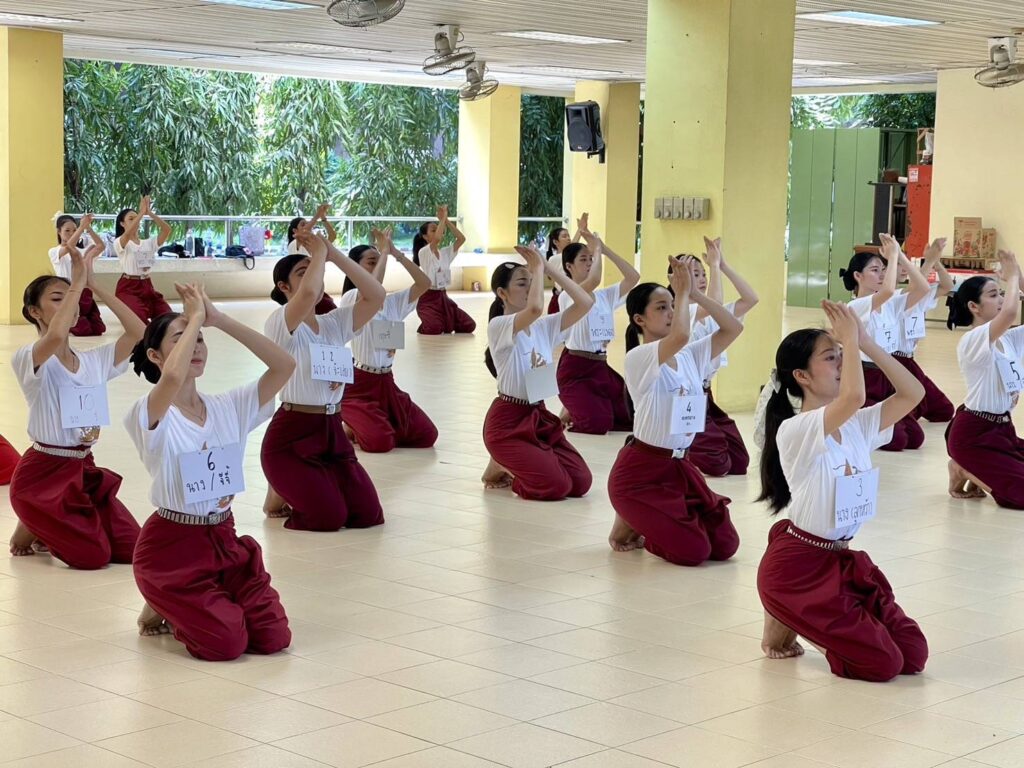 จากนั้นเริ่มทำการซ้อมการแสดงเป็นครั้งแรก ผู้ฝึกซ้อมและนักแสดงทั้งหมดได้เริ่มทำการฝึกซ้อมร่วมกันเป็นครั้งแรก เพื่อให้เกิดความพร้อมสำหรับการแสดงที่ยิ่งใหญ่สมการรอคอยของผู้ชม