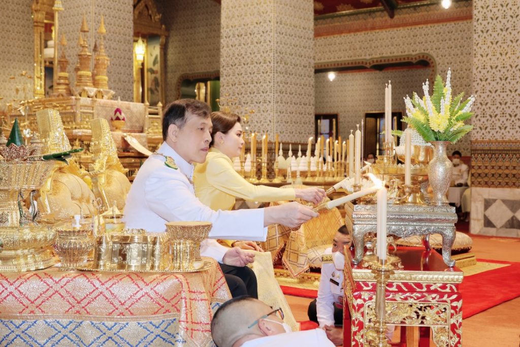 เวลา ๑๗.๒๙ น. พระบาทสมเด็จพระเจ้าอยู่หัว และสมเด็จพระนางเจ้า ฯ พระบรมราชินี เสด็จพระราชดำเนินไปในการพระราชพิธีทรงบำเพ็ญพระราชกุศลวันนวมินทรมหาราช พุทธศักราช ๒๕๖๗ ณ พระที่นั่งอมรินทรวินิจฉัย พระบรมมหาราชวัง ในโอกาสนี้ สมเด็จพระเจ้าลูกเธอ เจ้าฟ้าสิริวัณณวรี นารีรัตนราชกัญญา โดยเสด็จในการนี้ด้วย ในการนี้ สมเด็จพระกนิษฐาธิราชเจ้า กรมสมเด็จพระเทพรัตนราชสุดา เจ้าฟ้ามหาจักรีสิรินธร มหาวชิราลงกรณวรราชภักดี สิริกิจการิณีพีรยพัฒน รัฐสีมาคุณากรปิยชาติ สยามบรมราชกุมารี เฝ้าทูลละออง ธุลีพระบาทรับเสด็จ