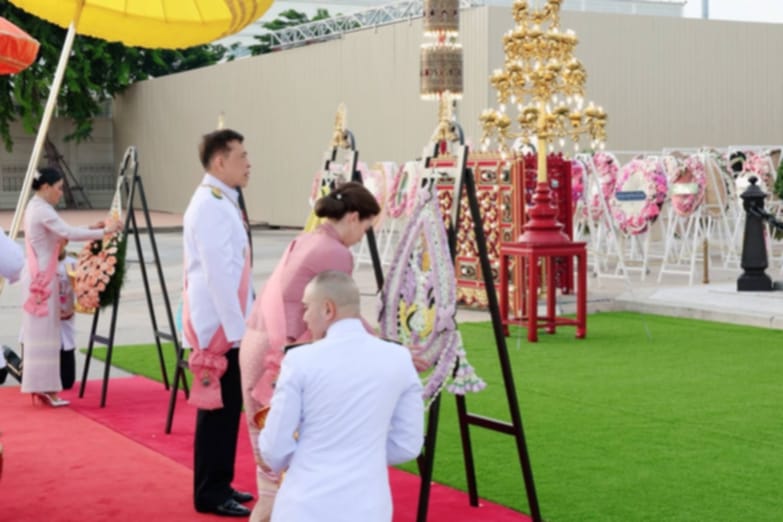 พระบาทสมเด็จพระเจ้าอยู่หัว และสมเด็จพระนางเจ้า ฯ พระบรมราชินี เสด็จพระราชดำเนินไปทรงวางพวงมาลา ณ พระบรมราชานุสรณ์พระบาทสมเด็จพระจุลจอมเกล้าเจ้าอยู่หัว พระลานพระราชวังดุสิต เสร็จแล้ว เสด็จพระราชดำเนินไปในการพระราชพิธีทรงบำเพ็ญพระราชกุศล วันปิยมหาราช พุทธศักราช 2567 ณ พระที่นั่งอมรินทรวินิจฉัย พระบรมมหาราชวัง