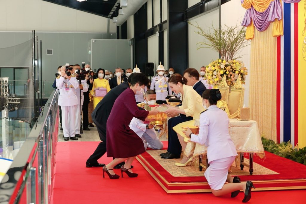 พระบาทสมเด็จพระเจ้าอยู่หัว และสมเด็จพระนางเจ้า ฯ พระบรมราชินี เสด็จพระราชดำเนินโดยรถยนต์พระที่นั่ง จากพระที่นั่งอัมพรสถาน พระราชวังดุสิต ไปทอดพระเนตรการแข่งขันฮอกกี้น้ำแข็งกระชับมิตรระหว่างสาธารณรัฐประชาชนจีนและราชอาณาจักรไทย เพื่อเฉลิมพระเกียรติพระบาทสมเด็จพระเจ้าอยู่หัว เนื่องในโอกาสพระราชพิธีมหามงคลเฉลิมพระชนมพรรษา ๖ รอบ ๒๘ กรกฎาคม ๒๕๖๗ และในโอกาสครบ ๗๕ ปี แห่งการสถาปนาสาธารณรัฐประชาชนจีน ณ สนามฮอกกี้น้ำแข็ง “ไทยแลนด์ อินเตอร์เนชันแนล ไอซ์ ฮอกกี้ อารีนา” (Thailand International Ice Hockey Arena) เขตห้วยขวาง กรุงเทพมหานคร