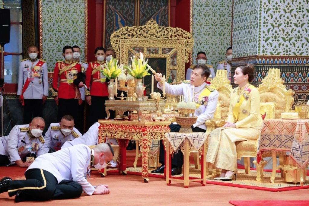 เวลา ๑๗.๒๙ น. พระบาทสมเด็จพระเจ้าอยู่หัว และสมเด็จพระนางเจ้า ฯ พระบรมราชินี เสด็จพระราชดำเนินไปในการพระราชพิธีทรงบำเพ็ญพระราชกุศลวันนวมินทรมหาราช พุทธศักราช ๒๕๖๗ ณ พระที่นั่งอมรินทรวินิจฉัย พระบรมมหาราชวัง ในโอกาสนี้ สมเด็จพระเจ้าลูกเธอ เจ้าฟ้าสิริวัณณวรี นารีรัตนราชกัญญา โดยเสด็จในการนี้ด้วย ในการนี้ สมเด็จพระกนิษฐาธิราชเจ้า กรมสมเด็จพระเทพรัตนราชสุดา เจ้าฟ้ามหาจักรีสิรินธร มหาวชิราลงกรณวรราชภักดี สิริกิจการิณีพีรยพัฒน รัฐสีมาคุณากรปิยชาติ สยามบรมราชกุมารี เฝ้าทูลละออง ธุลีพระบาทรับเสด็จ