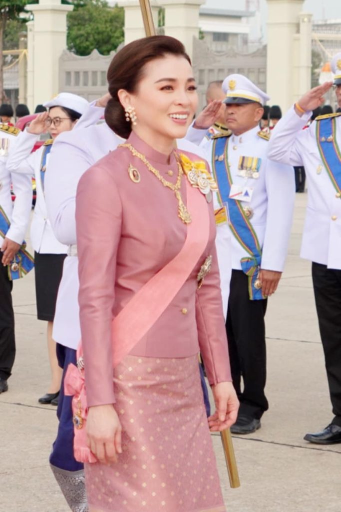 พระบาทสมเด็จพระเจ้าอยู่หัว และสมเด็จพระนางเจ้า ฯ พระบรมราชินี เสด็จพระราชดำเนินไปทรงวางพวงมาลา ณ พระบรมราชานุสรณ์พระบาทสมเด็จพระจุลจอมเกล้าเจ้าอยู่หัว พระลานพระราชวังดุสิต เสร็จแล้ว เสด็จพระราชดำเนินไปในการพระราชพิธีทรงบำเพ็ญพระราชกุศล วันปิยมหาราช พุทธศักราช 2567 ณ พระที่นั่งอมรินทรวินิจฉัย พระบรมมหาราชวัง