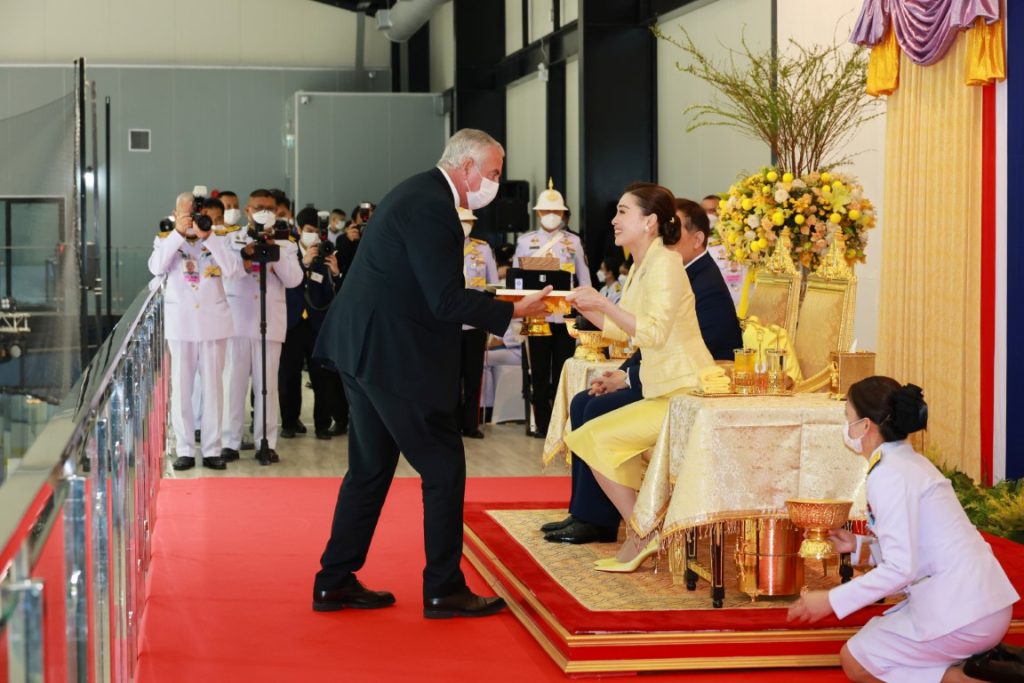 พระบาทสมเด็จพระเจ้าอยู่หัว และสมเด็จพระนางเจ้า ฯ พระบรมราชินี เสด็จพระราชดำเนินโดยรถยนต์พระที่นั่ง จากพระที่นั่งอัมพรสถาน พระราชวังดุสิต ไปทอดพระเนตรการแข่งขันฮอกกี้น้ำแข็งกระชับมิตรระหว่างสาธารณรัฐประชาชนจีนและราชอาณาจักรไทย เพื่อเฉลิมพระเกียรติพระบาทสมเด็จพระเจ้าอยู่หัว เนื่องในโอกาสพระราชพิธีมหามงคลเฉลิมพระชนมพรรษา ๖ รอบ ๒๘ กรกฎาคม ๒๕๖๗ และในโอกาสครบ ๗๕ ปี แห่งการสถาปนาสาธารณรัฐประชาชนจีน ณ สนามฮอกกี้น้ำแข็ง “ไทยแลนด์ อินเตอร์เนชันแนล ไอซ์ ฮอกกี้ อารีนา” (Thailand International Ice Hockey Arena) เขตห้วยขวาง กรุงเทพมหานคร