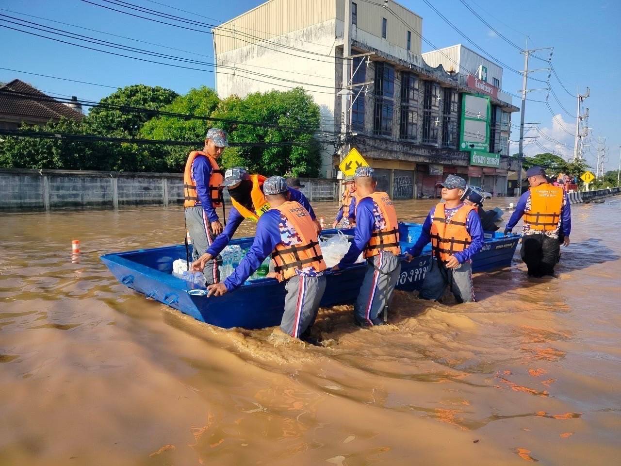 กำลังพลทหารจิตอาสา กรมปฏิบัติการพิเศษ กองทัพอากาศ ลุยน้ำเร่งอพยพผู้ประสบอุทกภัยในจังหวัดเชียงใหม่