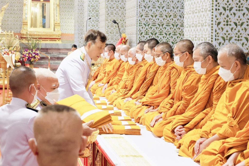 เวลา ๑๗.๒๙ น. พระบาทสมเด็จพระเจ้าอยู่หัว และสมเด็จพระนางเจ้า ฯ พระบรมราชินี เสด็จพระราชดำเนินไปในการพระราชพิธีทรงบำเพ็ญพระราชกุศลวันนวมินทรมหาราช พุทธศักราช ๒๕๖๗ ณ พระที่นั่งอมรินทรวินิจฉัย พระบรมมหาราชวัง ในโอกาสนี้ สมเด็จพระเจ้าลูกเธอ เจ้าฟ้าสิริวัณณวรี นารีรัตนราชกัญญา โดยเสด็จในการนี้ด้วย ในการนี้ สมเด็จพระกนิษฐาธิราชเจ้า กรมสมเด็จพระเทพรัตนราชสุดา เจ้าฟ้ามหาจักรีสิรินธร มหาวชิราลงกรณวรราชภักดี สิริกิจการิณีพีรยพัฒน รัฐสีมาคุณากรปิยชาติ สยามบรมราชกุมารี เฝ้าทูลละออง ธุลีพระบาทรับเสด็จ