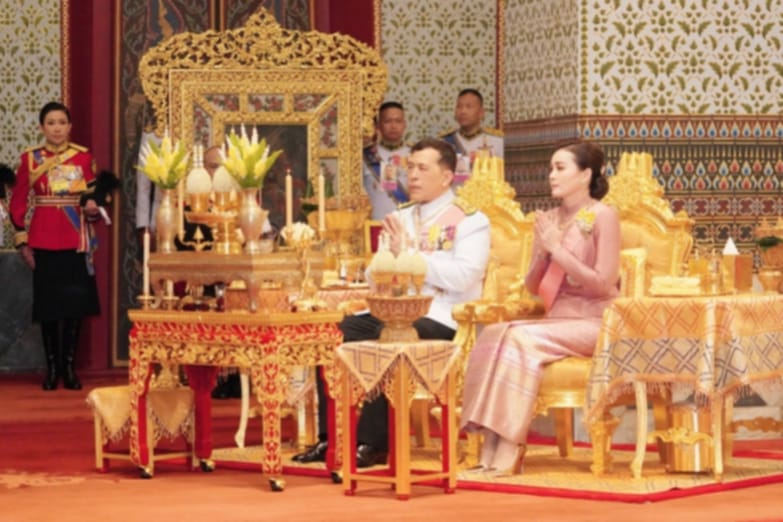 พระบาทสมเด็จพระเจ้าอยู่หัว และสมเด็จพระนางเจ้า ฯ พระบรมราชินี เสด็จพระราชดำเนินไปทรงวางพวงมาลา ณ พระบรมราชานุสรณ์พระบาทสมเด็จพระจุลจอมเกล้าเจ้าอยู่หัว พระลานพระราชวังดุสิต เสร็จแล้ว เสด็จพระราชดำเนินไปในการพระราชพิธีทรงบำเพ็ญพระราชกุศล วันปิยมหาราช พุทธศักราช 2567 ณ พระที่นั่งอมรินทรวินิจฉัย พระบรมมหาราชวัง