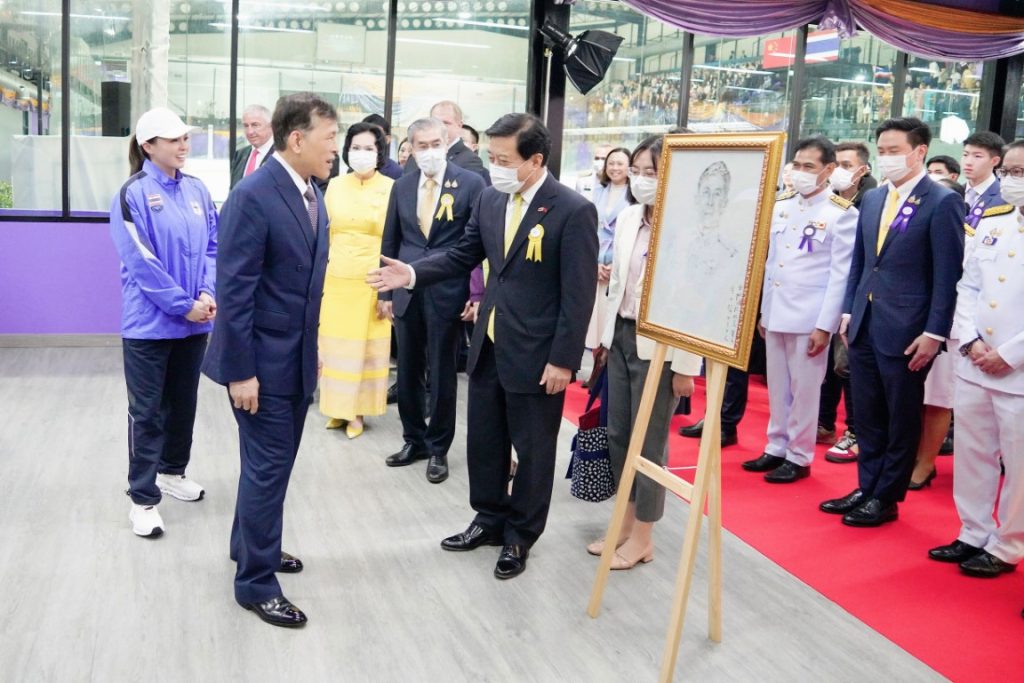พระบาทสมเด็จพระเจ้าอยู่หัว และสมเด็จพระนางเจ้า ฯ พระบรมราชินี เสด็จพระราชดำเนินโดยรถยนต์พระที่นั่ง จากพระที่นั่งอัมพรสถาน พระราชวังดุสิต ไปทอดพระเนตรการแข่งขันฮอกกี้น้ำแข็งกระชับมิตรระหว่างสาธารณรัฐประชาชนจีนและราชอาณาจักรไทย เพื่อเฉลิมพระเกียรติพระบาทสมเด็จพระเจ้าอยู่หัว เนื่องในโอกาสพระราชพิธีมหามงคลเฉลิมพระชนมพรรษา ๖ รอบ ๒๘ กรกฎาคม ๒๕๖๗ และในโอกาสครบ ๗๕ ปี แห่งการสถาปนาสาธารณรัฐประชาชนจีน ณ สนามฮอกกี้น้ำแข็ง “ไทยแลนด์ อินเตอร์เนชันแนล ไอซ์ ฮอกกี้ อารีนา” (Thailand International Ice Hockey Arena) เขตห้วยขวาง กรุงเทพมหานคร