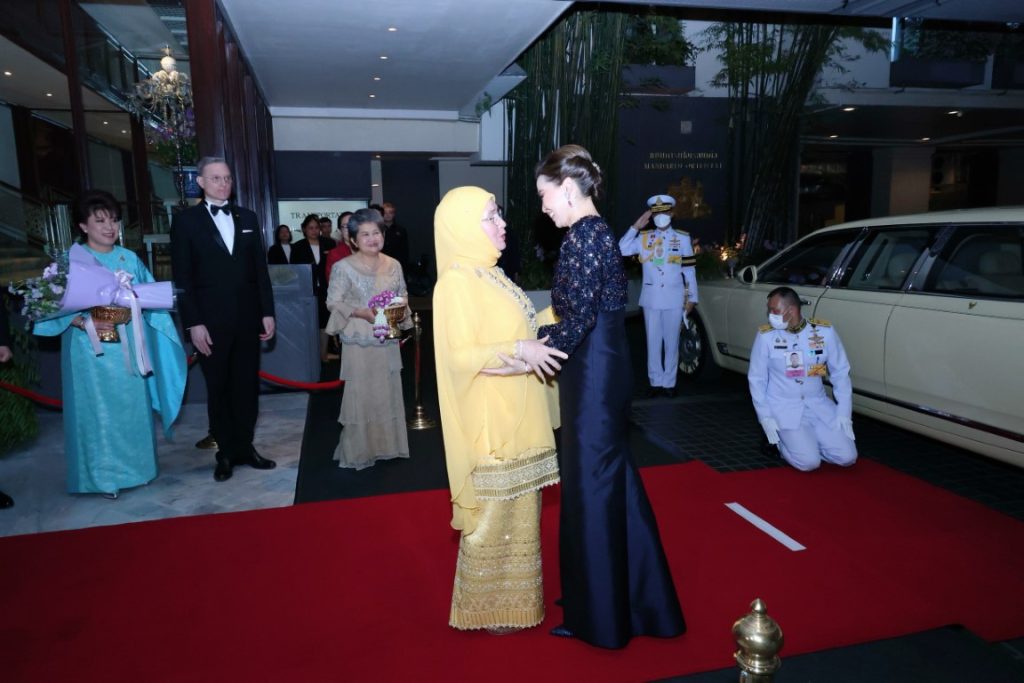 สมเด็จพระนางเจ้า ฯ พระบรมราชินี เสด็จพระราชดำเนินโดยรถยนต์พระที่นั่ง จากพระที่นั่งอัมพรสถาน พระราชวังดุสิต ไปทรงร่วมงานกาลาดินเนอร์ “อิสลามิก แฟชัน เฟสติวัล (ไปเอฟเอฟ) แบงค็อก 2024” (Islamic Fashion Festival (IFF) Bangkok 2024) ณ โรงแรมแมนดาริน โอเรียนเต็ล กรุงเทพ ฯ เขตบางรัก กรุงเทพมหานคร (เป็นการส่วนพระองค์)