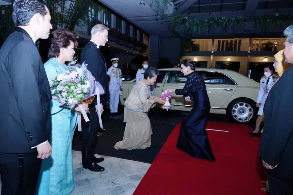 สมเด็จพระนางเจ้า ฯ พระบรมราชินี เสด็จพระราชดำเนินโดยรถยนต์พระที่นั่ง จากพระที่นั่งอัมพรสถาน พระราชวังดุสิต ไปทรงร่วมงานกาลาดินเนอร์ “อิสลามิก แฟชัน เฟสติวัล (ไปเอฟเอฟ) แบงค็อก 2024” (Islamic Fashion Festival (IFF) Bangkok 2024) ณ โรงแรมแมนดาริน โอเรียนเต็ล กรุงเทพ ฯ เขตบางรัก กรุงเทพมหานคร (เป็นการส่วนพระองค์)