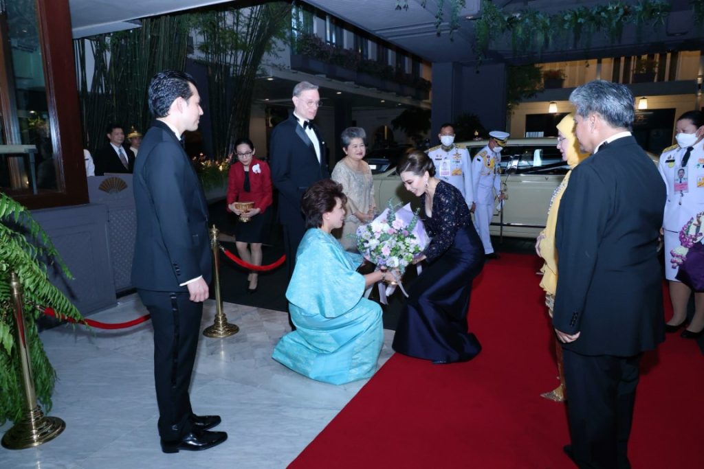 สมเด็จพระนางเจ้า ฯ พระบรมราชินี เสด็จพระราชดำเนินโดยรถยนต์พระที่นั่ง จากพระที่นั่งอัมพรสถาน พระราชวังดุสิต ไปทรงร่วมงานกาลาดินเนอร์ “อิสลามิก แฟชัน เฟสติวัล (ไปเอฟเอฟ) แบงค็อก 2024” (Islamic Fashion Festival (IFF) Bangkok 2024) ณ โรงแรมแมนดาริน โอเรียนเต็ล กรุงเทพ ฯ เขตบางรัก กรุงเทพมหานคร (เป็นการส่วนพระองค์)