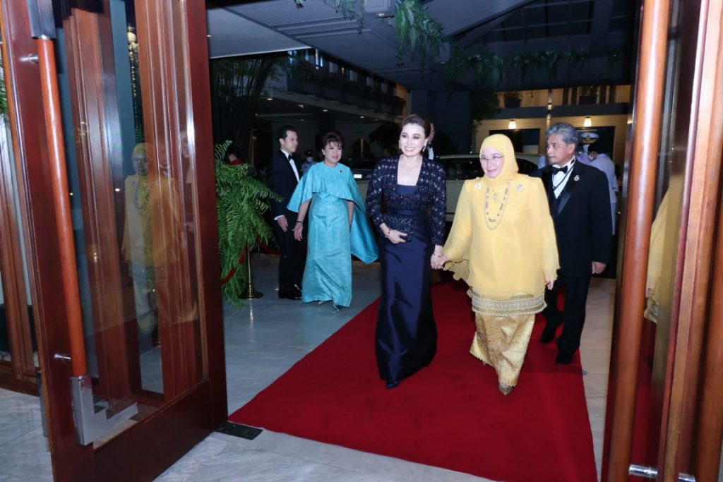 สมเด็จพระนางเจ้า ฯ พระบรมราชินี เสด็จพระราชดำเนินโดยรถยนต์พระที่นั่ง จากพระที่นั่งอัมพรสถาน พระราชวังดุสิต ไปทรงร่วมงานกาลาดินเนอร์ “อิสลามิก แฟชัน เฟสติวัล (ไปเอฟเอฟ) แบงค็อก 2024” (Islamic Fashion Festival (IFF) Bangkok 2024) ณ โรงแรมแมนดาริน โอเรียนเต็ล กรุงเทพ ฯ เขตบางรัก กรุงเทพมหานคร (เป็นการส่วนพระองค์)