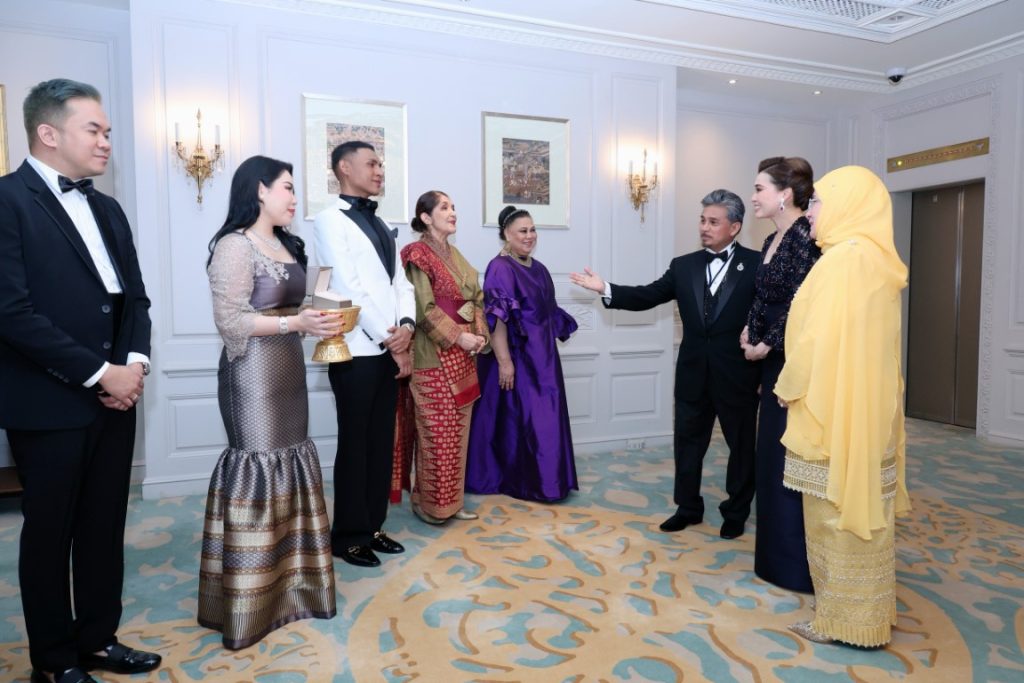 สมเด็จพระนางเจ้า ฯ พระบรมราชินี เสด็จพระราชดำเนินโดยรถยนต์พระที่นั่ง จากพระที่นั่งอัมพรสถาน พระราชวังดุสิต ไปทรงร่วมงานกาลาดินเนอร์ “อิสลามิก แฟชัน เฟสติวัล (ไปเอฟเอฟ) แบงค็อก 2024” (Islamic Fashion Festival (IFF) Bangkok 2024) ณ โรงแรมแมนดาริน โอเรียนเต็ล กรุงเทพ ฯ เขตบางรัก กรุงเทพมหานคร (เป็นการส่วนพระองค์)
