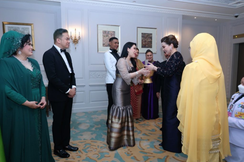 สมเด็จพระนางเจ้า ฯ พระบรมราชินี เสด็จพระราชดำเนินโดยรถยนต์พระที่นั่ง จากพระที่นั่งอัมพรสถาน พระราชวังดุสิต ไปทรงร่วมงานกาลาดินเนอร์ “อิสลามิก แฟชัน เฟสติวัล (ไปเอฟเอฟ) แบงค็อก 2024” (Islamic Fashion Festival (IFF) Bangkok 2024) ณ โรงแรมแมนดาริน โอเรียนเต็ล กรุงเทพ ฯ เขตบางรัก กรุงเทพมหานคร (เป็นการส่วนพระองค์)