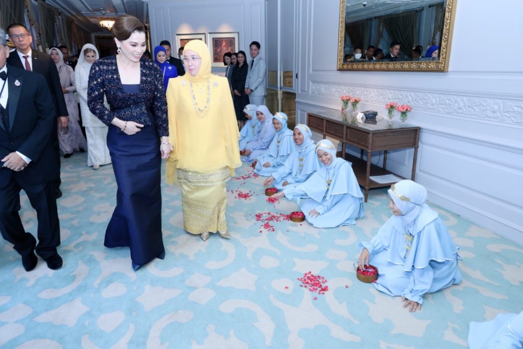 สมเด็จพระนางเจ้า ฯ พระบรมราชินี เสด็จพระราชดำเนินโดยรถยนต์พระที่นั่ง จากพระที่นั่งอัมพรสถาน พระราชวังดุสิต ไปทรงร่วมงานกาลาดินเนอร์ “อิสลามิก แฟชัน เฟสติวัล (ไปเอฟเอฟ) แบงค็อก 2024” (Islamic Fashion Festival (IFF) Bangkok 2024) ณ โรงแรมแมนดาริน โอเรียนเต็ล กรุงเทพ ฯ เขตบางรัก กรุงเทพมหานคร (เป็นการส่วนพระองค์)