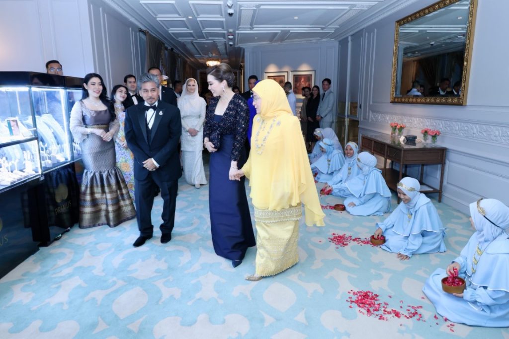 สมเด็จพระนางเจ้า ฯ พระบรมราชินี เสด็จพระราชดำเนินโดยรถยนต์พระที่นั่ง จากพระที่นั่งอัมพรสถาน พระราชวังดุสิต ไปทรงร่วมงานกาลาดินเนอร์ “อิสลามิก แฟชัน เฟสติวัล (ไปเอฟเอฟ) แบงค็อก 2024” (Islamic Fashion Festival (IFF) Bangkok 2024) ณ โรงแรมแมนดาริน โอเรียนเต็ล กรุงเทพ ฯ เขตบางรัก กรุงเทพมหานคร (เป็นการส่วนพระองค์)