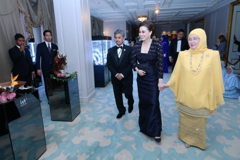 สมเด็จพระนางเจ้า ฯ พระบรมราชินี เสด็จพระราชดำเนินโดยรถยนต์พระที่นั่ง จากพระที่นั่งอัมพรสถาน พระราชวังดุสิต ไปทรงร่วมงานกาลาดินเนอร์ “อิสลามิก แฟชัน เฟสติวัล (ไปเอฟเอฟ) แบงค็อก 2024” (Islamic Fashion Festival (IFF) Bangkok 2024) ณ โรงแรมแมนดาริน โอเรียนเต็ล กรุงเทพ ฯ เขตบางรัก กรุงเทพมหานคร (เป็นการส่วนพระองค์)