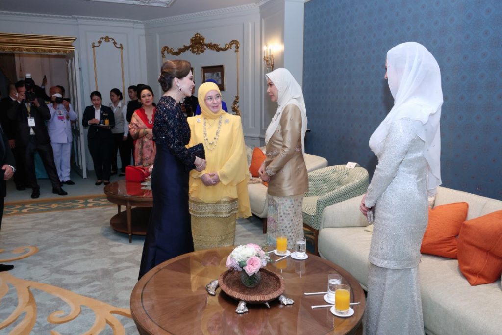 สมเด็จพระนางเจ้า ฯ พระบรมราชินี เสด็จพระราชดำเนินโดยรถยนต์พระที่นั่ง จากพระที่นั่งอัมพรสถาน พระราชวังดุสิต ไปทรงร่วมงานกาลาดินเนอร์ “อิสลามิก แฟชัน เฟสติวัล (ไปเอฟเอฟ) แบงค็อก 2024” (Islamic Fashion Festival (IFF) Bangkok 2024) ณ โรงแรมแมนดาริน โอเรียนเต็ล กรุงเทพ ฯ เขตบางรัก กรุงเทพมหานคร (เป็นการส่วนพระองค์)