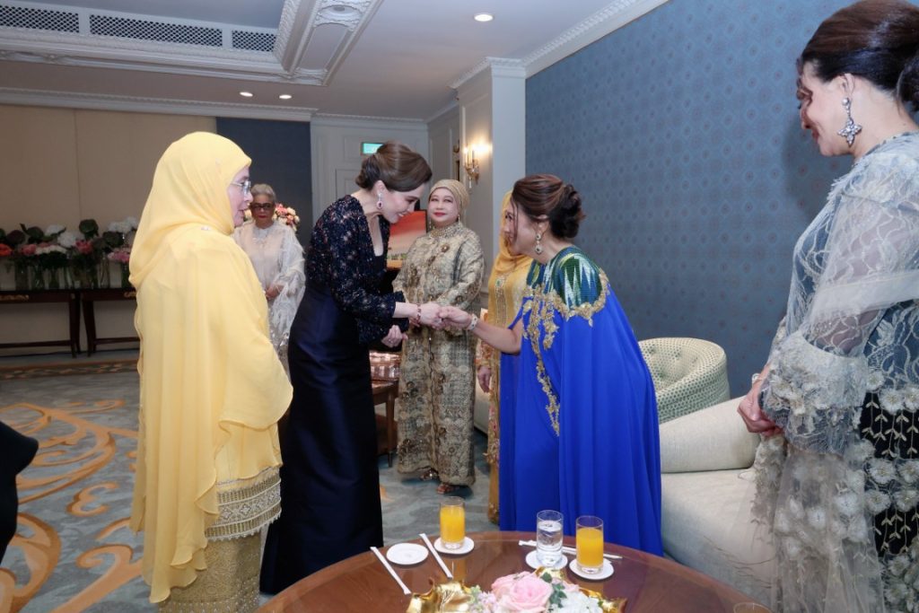 สมเด็จพระนางเจ้า ฯ พระบรมราชินี เสด็จพระราชดำเนินโดยรถยนต์พระที่นั่ง จากพระที่นั่งอัมพรสถาน พระราชวังดุสิต ไปทรงร่วมงานกาลาดินเนอร์ “อิสลามิก แฟชัน เฟสติวัล (ไปเอฟเอฟ) แบงค็อก 2024” (Islamic Fashion Festival (IFF) Bangkok 2024) ณ โรงแรมแมนดาริน โอเรียนเต็ล กรุงเทพ ฯ เขตบางรัก กรุงเทพมหานคร (เป็นการส่วนพระองค์)