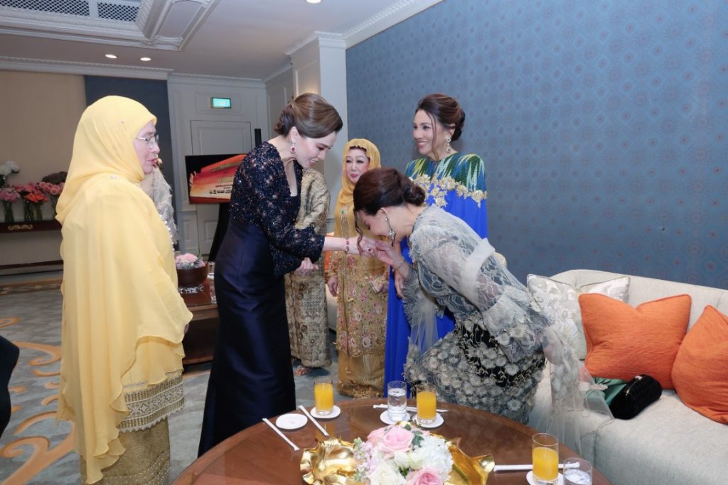 สมเด็จพระนางเจ้า ฯ พระบรมราชินี เสด็จพระราชดำเนินโดยรถยนต์พระที่นั่ง จากพระที่นั่งอัมพรสถาน พระราชวังดุสิต ไปทรงร่วมงานกาลาดินเนอร์ “อิสลามิก แฟชัน เฟสติวัล (ไปเอฟเอฟ) แบงค็อก 2024” (Islamic Fashion Festival (IFF) Bangkok 2024) ณ โรงแรมแมนดาริน โอเรียนเต็ล กรุงเทพ ฯ เขตบางรัก กรุงเทพมหานคร (เป็นการส่วนพระองค์)