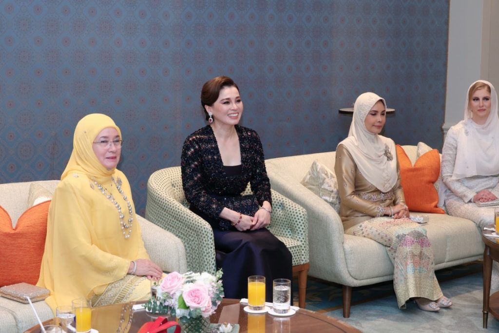 สมเด็จพระนางเจ้า ฯ พระบรมราชินี เสด็จพระราชดำเนินโดยรถยนต์พระที่นั่ง จากพระที่นั่งอัมพรสถาน พระราชวังดุสิต ไปทรงร่วมงานกาลาดินเนอร์ “อิสลามิก แฟชัน เฟสติวัล (ไปเอฟเอฟ) แบงค็อก 2024” (Islamic Fashion Festival (IFF) Bangkok 2024) ณ โรงแรมแมนดาริน โอเรียนเต็ล กรุงเทพ ฯ เขตบางรัก กรุงเทพมหานคร (เป็นการส่วนพระองค์)