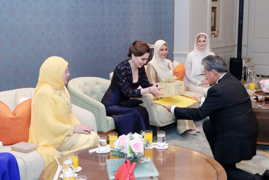 สมเด็จพระนางเจ้า ฯ พระบรมราชินี เสด็จพระราชดำเนินโดยรถยนต์พระที่นั่ง จากพระที่นั่งอัมพรสถาน พระราชวังดุสิต ไปทรงร่วมงานกาลาดินเนอร์ “อิสลามิก แฟชัน เฟสติวัล (ไปเอฟเอฟ) แบงค็อก 2024” (Islamic Fashion Festival (IFF) Bangkok 2024) ณ โรงแรมแมนดาริน โอเรียนเต็ล กรุงเทพ ฯ เขตบางรัก กรุงเทพมหานคร (เป็นการส่วนพระองค์)