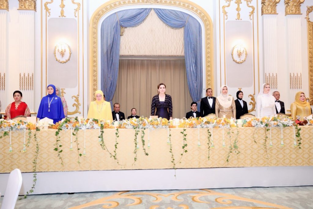 สมเด็จพระนางเจ้า ฯ พระบรมราชินี เสด็จพระราชดำเนินโดยรถยนต์พระที่นั่ง จากพระที่นั่งอัมพรสถาน พระราชวังดุสิต ไปทรงร่วมงานกาลาดินเนอร์ “อิสลามิก แฟชัน เฟสติวัล (ไปเอฟเอฟ) แบงค็อก 2024” (Islamic Fashion Festival (IFF) Bangkok 2024) ณ โรงแรมแมนดาริน โอเรียนเต็ล กรุงเทพ ฯ เขตบางรัก กรุงเทพมหานคร (เป็นการส่วนพระองค์)