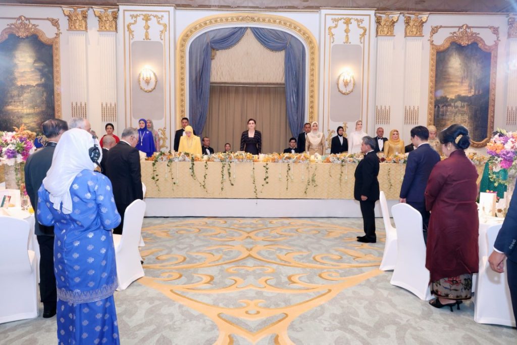 สมเด็จพระนางเจ้า ฯ พระบรมราชินี เสด็จพระราชดำเนินโดยรถยนต์พระที่นั่ง จากพระที่นั่งอัมพรสถาน พระราชวังดุสิต ไปทรงร่วมงานกาลาดินเนอร์ “อิสลามิก แฟชัน เฟสติวัล (ไปเอฟเอฟ) แบงค็อก 2024” (Islamic Fashion Festival (IFF) Bangkok 2024) ณ โรงแรมแมนดาริน โอเรียนเต็ล กรุงเทพ ฯ เขตบางรัก กรุงเทพมหานคร (เป็นการส่วนพระองค์)