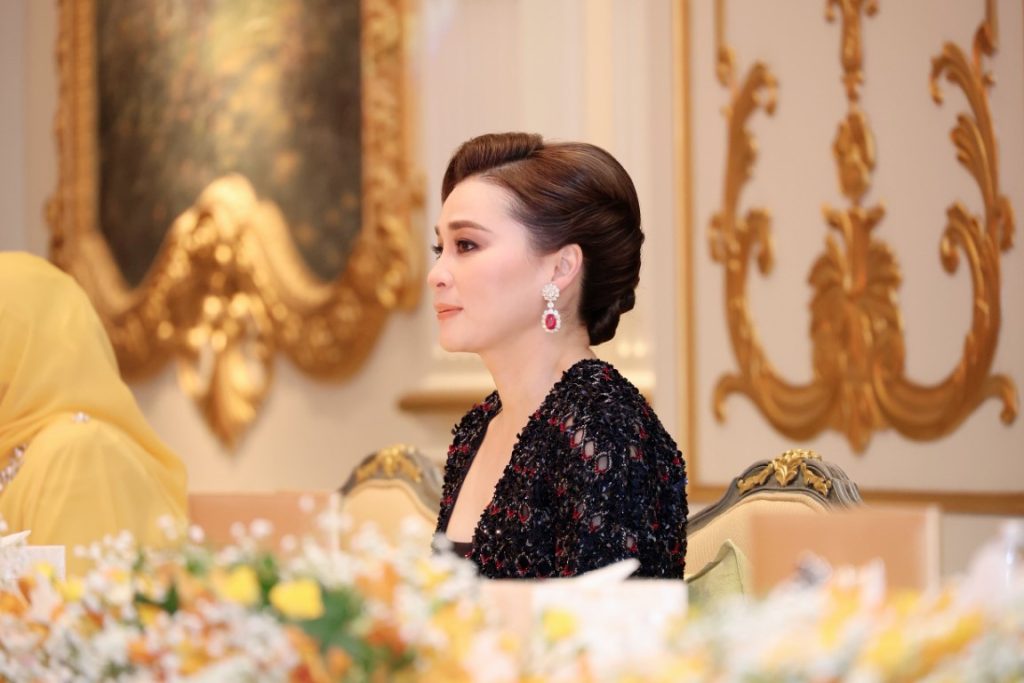 สมเด็จพระนางเจ้า ฯ พระบรมราชินี เสด็จพระราชดำเนินโดยรถยนต์พระที่นั่ง จากพระที่นั่งอัมพรสถาน พระราชวังดุสิต ไปทรงร่วมงานกาลาดินเนอร์ “อิสลามิก แฟชัน เฟสติวัล (ไปเอฟเอฟ) แบงค็อก 2024” (Islamic Fashion Festival (IFF) Bangkok 2024) ณ โรงแรมแมนดาริน โอเรียนเต็ล กรุงเทพ ฯ เขตบางรัก กรุงเทพมหานคร (เป็นการส่วนพระองค์)