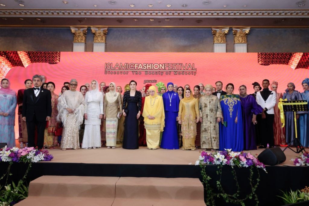 สมเด็จพระนางเจ้า ฯ พระบรมราชินี เสด็จพระราชดำเนินโดยรถยนต์พระที่นั่ง จากพระที่นั่งอัมพรสถาน พระราชวังดุสิต ไปทรงร่วมงานกาลาดินเนอร์ “อิสลามิก แฟชัน เฟสติวัล (ไปเอฟเอฟ) แบงค็อก 2024” (Islamic Fashion Festival (IFF) Bangkok 2024) ณ โรงแรมแมนดาริน โอเรียนเต็ล กรุงเทพ ฯ เขตบางรัก กรุงเทพมหานคร (เป็นการส่วนพระองค์)