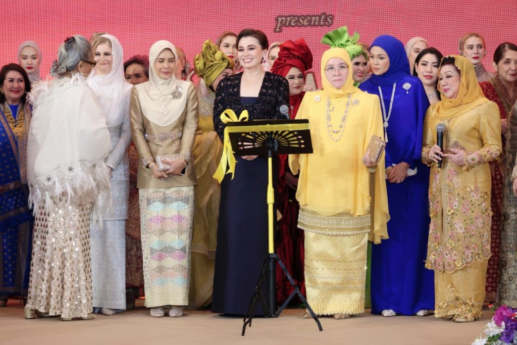 สมเด็จพระนางเจ้า ฯ พระบรมราชินี เสด็จพระราชดำเนินโดยรถยนต์พระที่นั่ง จากพระที่นั่งอัมพรสถาน พระราชวังดุสิต ไปทรงร่วมงานกาลาดินเนอร์ “อิสลามิก แฟชัน เฟสติวัล (ไปเอฟเอฟ) แบงค็อก 2024” (Islamic Fashion Festival (IFF) Bangkok 2024) ณ โรงแรมแมนดาริน โอเรียนเต็ล กรุงเทพ ฯ เขตบางรัก กรุงเทพมหานคร (เป็นการส่วนพระองค์)