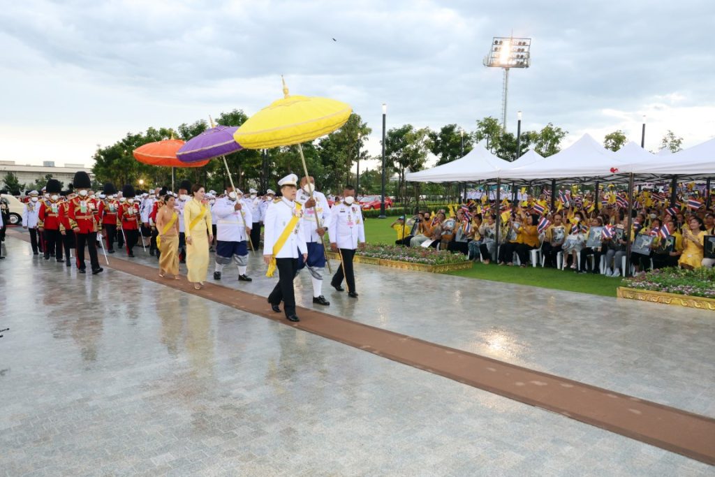 พระบาทสมเด็จพระเจ้าอยู่หัว และสมเด็จพระนางเจ้า ฯ พระบรมราชินี เสด็จพระราชดำเนินไปทรงวางพวงมาลาถวายราชสักการะพระบรมราชานุสาวรีย์พระบาทสมเด็จพระบรมชนกาธิเบศร มหาภูมิพลอดุลยเดชมหาราช บรมนาถบพิตร ณ อุทยานเฉลิมพระเกียรติพระบาทสมเด็จพระบรมชนกาธิเบศร มหาภูมิพลอดุลยเดชมหาราช บรมนาถบพิตร เขตดุสิต กรุงเทพมหานคร และเสด็จพระราชดำเนินไปในการพระราชพิธีทรงบำเพ็ญพระราชกุศลวันนวมินทรมหาราช พุทธศักราช ๒๕๖๗ ณ พระที่นั่งอมรินทรวินิจฉัย พระบรมมหาราชวัง