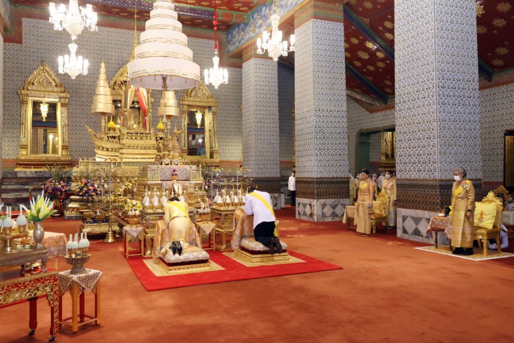พระบาทสมเด็จพระเจ้าอยู่หัว และสมเด็จพระนางเจ้า ฯ พระบรมราชินี เสด็จพระราชดำเนินไปทรงวางพวงมาลาถวายราชสักการะพระบรมราชานุสาวรีย์พระบาทสมเด็จพระบรมชนกาธิเบศร มหาภูมิพลอดุลยเดชมหาราช บรมนาถบพิตร ณ อุทยานเฉลิมพระเกียรติพระบาทสมเด็จพระบรมชนกาธิเบศร มหาภูมิพลอดุลยเดชมหาราช บรมนาถบพิตร เขตดุสิต กรุงเทพมหานคร และเสด็จพระราชดำเนินไปในการพระราชพิธีทรงบำเพ็ญพระราชกุศลวันนวมินทรมหาราช พุทธศักราช ๒๕๖๗ ณ พระที่นั่งอมรินทรวินิจฉัย พระบรมมหาราชวัง