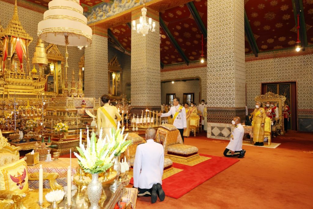 พระบาทสมเด็จพระเจ้าอยู่หัว และสมเด็จพระนางเจ้า ฯ พระบรมราชินี เสด็จพระราชดำเนินไปทรงวางพวงมาลาถวายราชสักการะพระบรมราชานุสาวรีย์พระบาทสมเด็จพระบรมชนกาธิเบศร มหาภูมิพลอดุลยเดชมหาราช บรมนาถบพิตร ณ อุทยานเฉลิมพระเกียรติพระบาทสมเด็จพระบรมชนกาธิเบศร มหาภูมิพลอดุลยเดชมหาราช บรมนาถบพิตร เขตดุสิต กรุงเทพมหานคร และเสด็จพระราชดำเนินไปในการพระราชพิธีทรงบำเพ็ญพระราชกุศลวันนวมินทรมหาราช พุทธศักราช ๒๕๖๗ ณ พระที่นั่งอมรินทรวินิจฉัย พระบรมมหาราชวัง