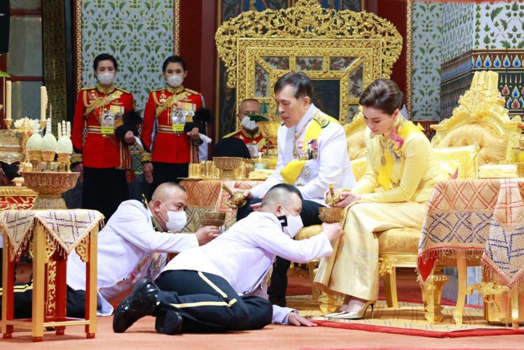 พระบาทสมเด็จพระเจ้าอยู่หัว และสมเด็จพระนางเจ้า ฯ พระบรมราชินี เสด็จพระราชดำเนินไปทรงวางพวงมาลาถวายราชสักการะพระบรมราชานุสาวรีย์พระบาทสมเด็จพระบรมชนกาธิเบศร มหาภูมิพลอดุลยเดชมหาราช บรมนาถบพิตร ณ อุทยานเฉลิมพระเกียรติพระบาทสมเด็จพระบรมชนกาธิเบศร มหาภูมิพลอดุลยเดชมหาราช บรมนาถบพิตร เขตดุสิต กรุงเทพมหานคร และเสด็จพระราชดำเนินไปในการพระราชพิธีทรงบำเพ็ญพระราชกุศลวันนวมินทรมหาราช พุทธศักราช ๒๕๖๗ ณ พระที่นั่งอมรินทรวินิจฉัย พระบรมมหาราชวัง