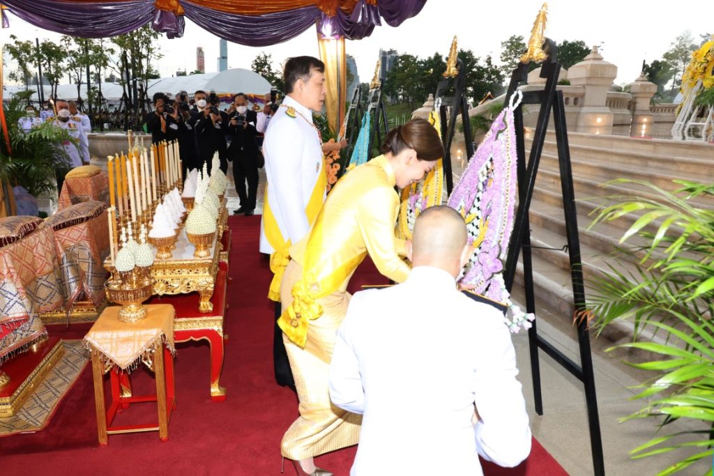พระบาทสมเด็จพระเจ้าอยู่หัว และสมเด็จพระนางเจ้า ฯ พระบรมราชินี เสด็จพระราชดำเนินไปทรงวางพวงมาลาถวายราชสักการะพระบรมราชานุสาวรีย์พระบาทสมเด็จพระบรมชนกาธิเบศร มหาภูมิพลอดุลยเดชมหาราช บรมนาถบพิตร ณ อุทยานเฉลิมพระเกียรติพระบาทสมเด็จพระบรมชนกาธิเบศร มหาภูมิพลอดุลยเดชมหาราช บรมนาถบพิตร เขตดุสิต กรุงเทพมหานคร และเสด็จพระราชดำเนินไปในการพระราชพิธีทรงบำเพ็ญพระราชกุศลวันนวมินทรมหาราช พุทธศักราช ๒๕๖๗ ณ พระที่นั่งอมรินทรวินิจฉัย พระบรมมหาราชวัง