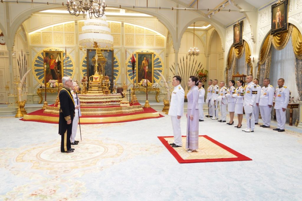 พระบาทสมเด็จพระเจ้าอยู่หัว และสมเด็จพระนางเจ้า ฯ พระบรมราชินี เสด็จออก ณ พระที่นั่งอัมพรสถาน พระราชวังดุสิต พระราชทานพระบรมราชวโรกาสให้ เอกอัครราชทูตต่างประเทศประจำประเทศไทย เฝ้าทูลละอองธุลีพระบาท ถวายอักษรสาส์นตราตั้ง