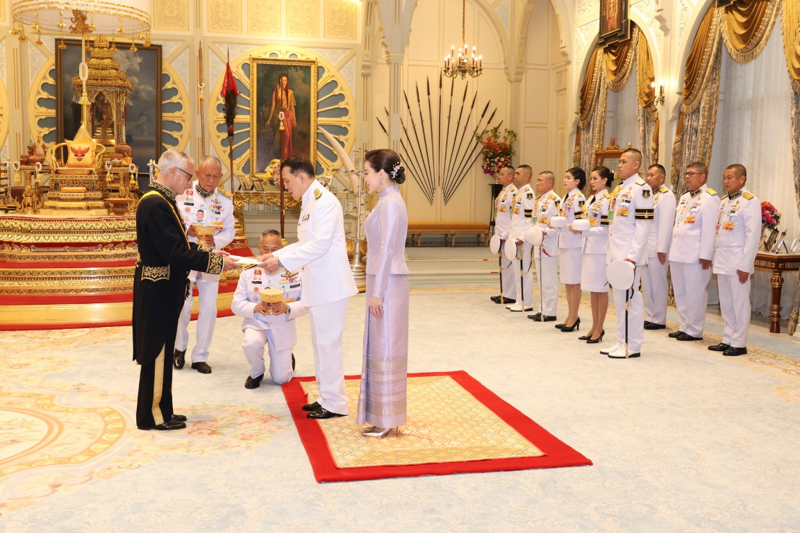 พระบาทสมเด็จพระเจ้าอยู่หัว และสมเด็จพระนางเจ้า ฯ พระบรมราชินี พระราชทานพระบรมราชวโรกาสให้ เอกอัครราชทูตต่างประเทศประจำประเทศไทย เฝ้าทูลละอองธุลีพระบาท ถวายอักษรสาส์นตราตั้ง