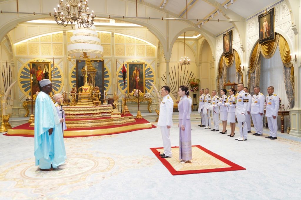 พระบาทสมเด็จพระเจ้าอยู่หัว และสมเด็จพระนางเจ้า ฯ พระบรมราชินี เสด็จออก ณ พระที่นั่งอัมพรสถาน พระราชวังดุสิต พระราชทานพระบรมราชวโรกาสให้ เอกอัครราชทูตต่างประเทศประจำประเทศไทย เฝ้าทูลละอองธุลีพระบาท ถวายอักษรสาส์นตราตั้ง