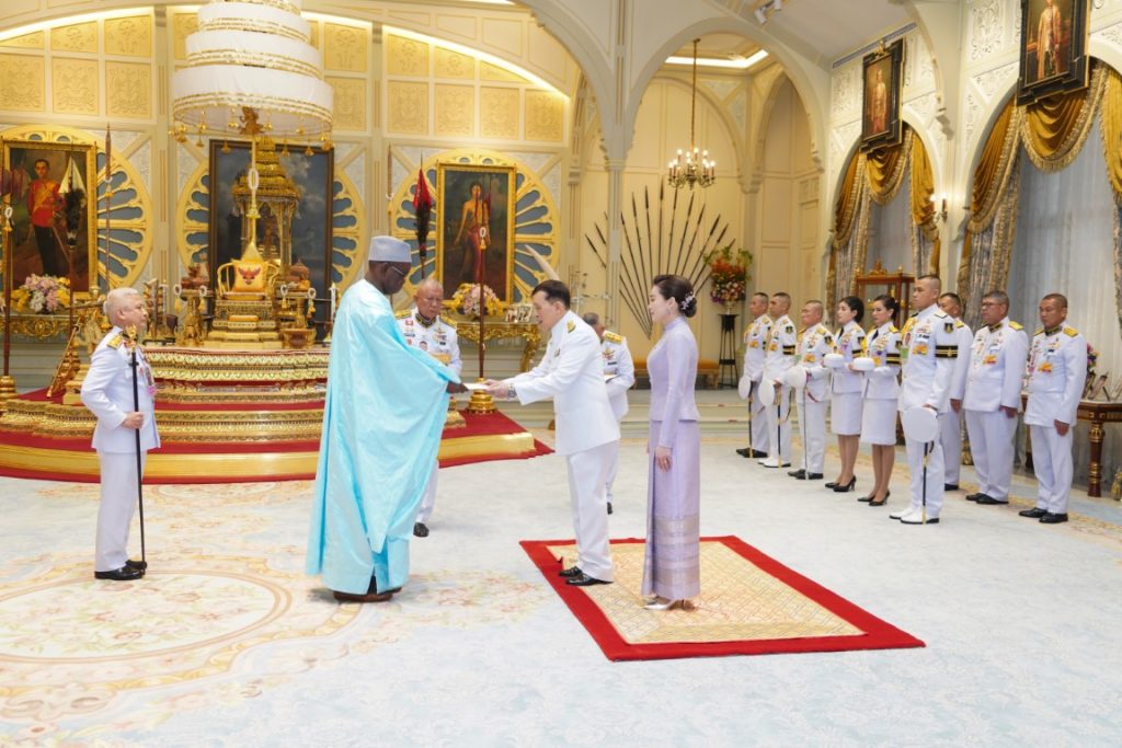 พระบาทสมเด็จพระเจ้าอยู่หัว และสมเด็จพระนางเจ้า ฯ พระบรมราชินี เสด็จออก ณ พระที่นั่งอัมพรสถาน พระราชวังดุสิต พระราชทานพระบรมราชวโรกาสให้ เอกอัครราชทูตต่างประเทศประจำประเทศไทย เฝ้าทูลละอองธุลีพระบาท ถวายอักษรสาส์นตราตั้ง