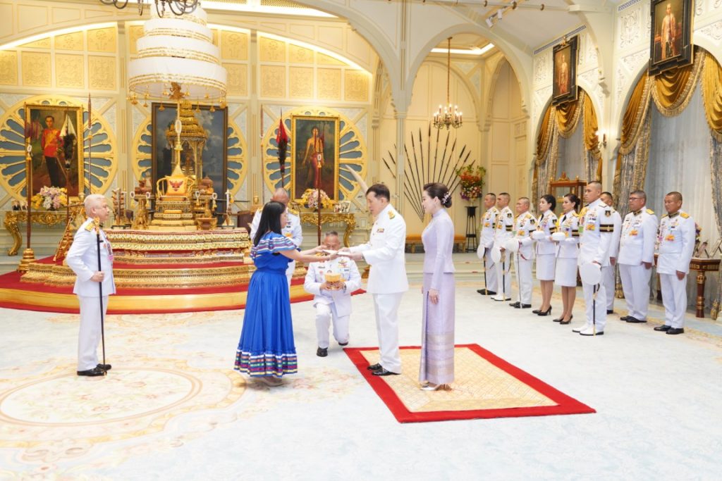 พระบาทสมเด็จพระเจ้าอยู่หัว และสมเด็จพระนางเจ้า ฯ พระบรมราชินี เสด็จออก ณ พระที่นั่งอัมพรสถาน พระราชวังดุสิต พระราชทานพระบรมราชวโรกาสให้ เอกอัครราชทูตต่างประเทศประจำประเทศไทย เฝ้าทูลละอองธุลีพระบาท ถวายอักษรสาส์นตราตั้ง