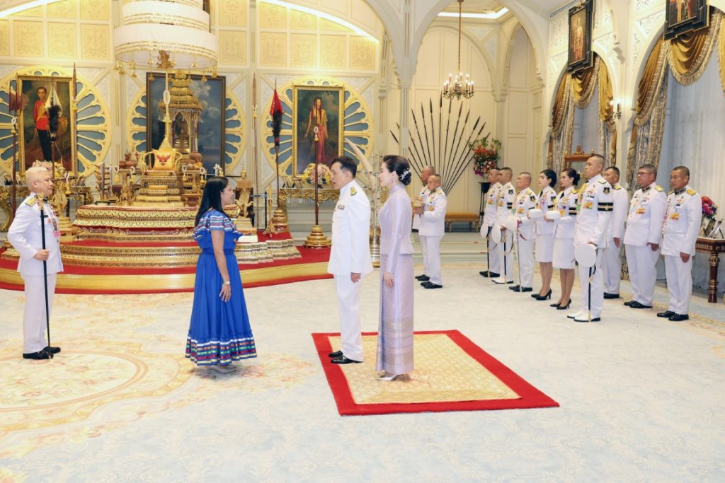 พระบาทสมเด็จพระเจ้าอยู่หัว และสมเด็จพระนางเจ้า ฯ พระบรมราชินี เสด็จออก ณ พระที่นั่งอัมพรสถาน พระราชวังดุสิต พระราชทานพระบรมราชวโรกาสให้ เอกอัครราชทูตต่างประเทศประจำประเทศไทย เฝ้าทูลละอองธุลีพระบาท ถวายอักษรสาส์นตราตั้ง