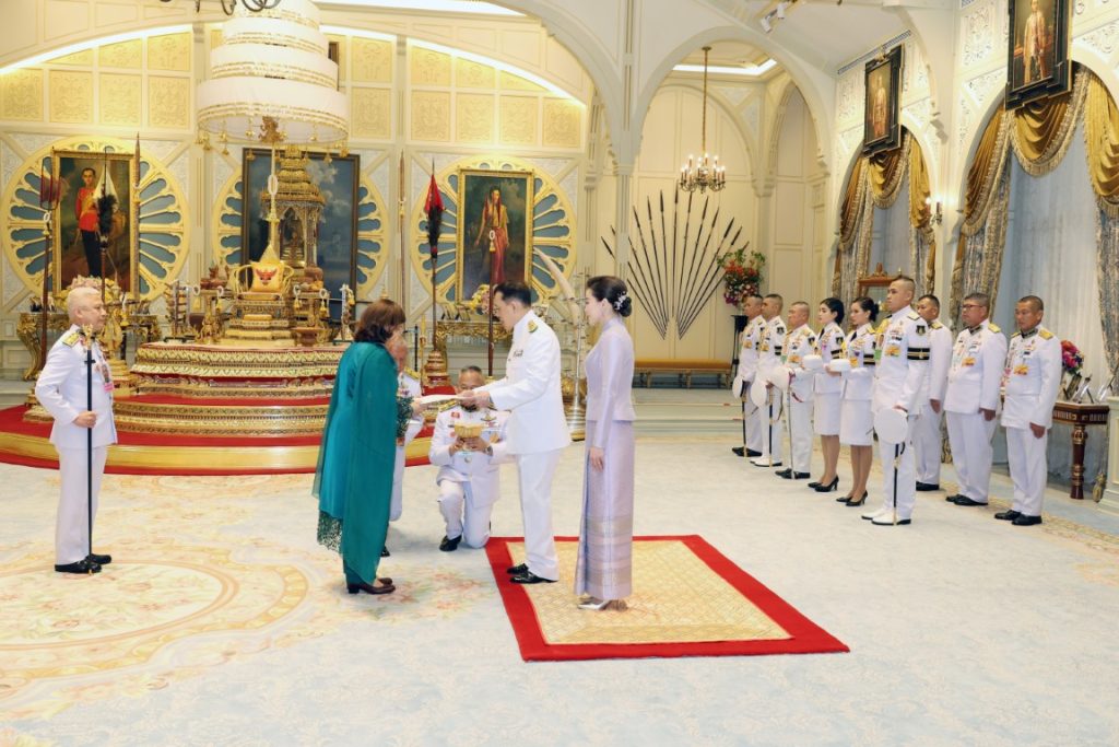 พระบาทสมเด็จพระเจ้าอยู่หัว และสมเด็จพระนางเจ้า ฯ พระบรมราชินี เสด็จออก ณ พระที่นั่งอัมพรสถาน พระราชวังดุสิต พระราชทานพระบรมราชวโรกาสให้ เอกอัครราชทูตต่างประเทศประจำประเทศไทย เฝ้าทูลละอองธุลีพระบาท ถวายอักษรสาส์นตราตั้ง
